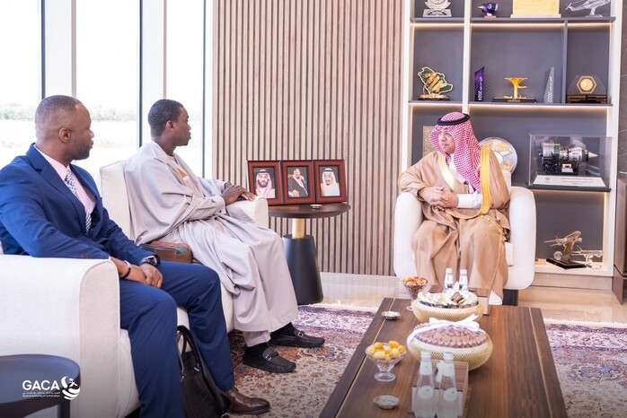 رئيس الطيران المدني يلتقي سفير جمهورية ليبيريا لدى المملكة