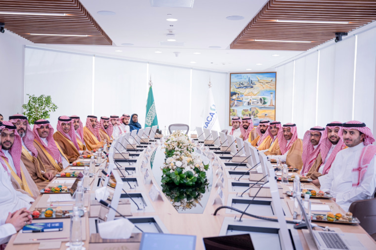 وزير الصناعة والثروة المعدنية ورئيس الطيران المدني يبحثان تعزيز التعاون المشترك في صناعة الطيران